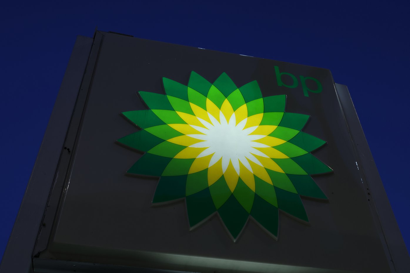 Bp a1. • BP PLC(British Petroleum). Бритиш Петролеум логотип. Акции Бритиш Петролеум. Здание нефтяная компания British Petroleum 1994 г..