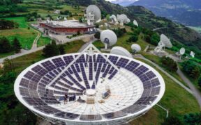Europas erste Solaranlage in einer Satellitenschüssel