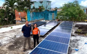 Installation von Solardächern in den am stärksten gefährdeten Gemeinden Puerto Ricos