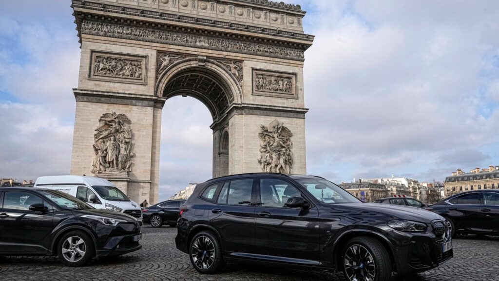 Bike-friendly Paris Votes to Triple Parking Charges for SUVs