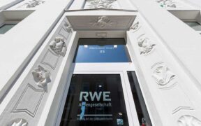RWE's debut green bond issuance in the US signifies its strategic entry into the American market, aiming to raise 3.0-3.5 billion annually until 2030.