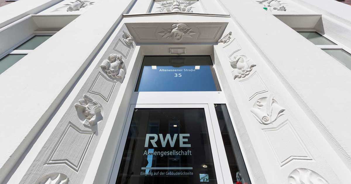 RWE's debut green bond issuance in the US signifies its strategic entry into the American market, aiming to raise 3.0-3.5 billion annually until 2030.