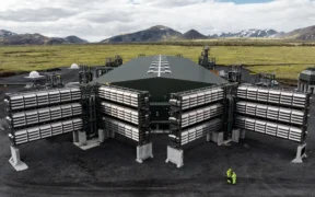 Climeworks inicia operações na maior planta de captura direta de ar do mundo na Islândia
