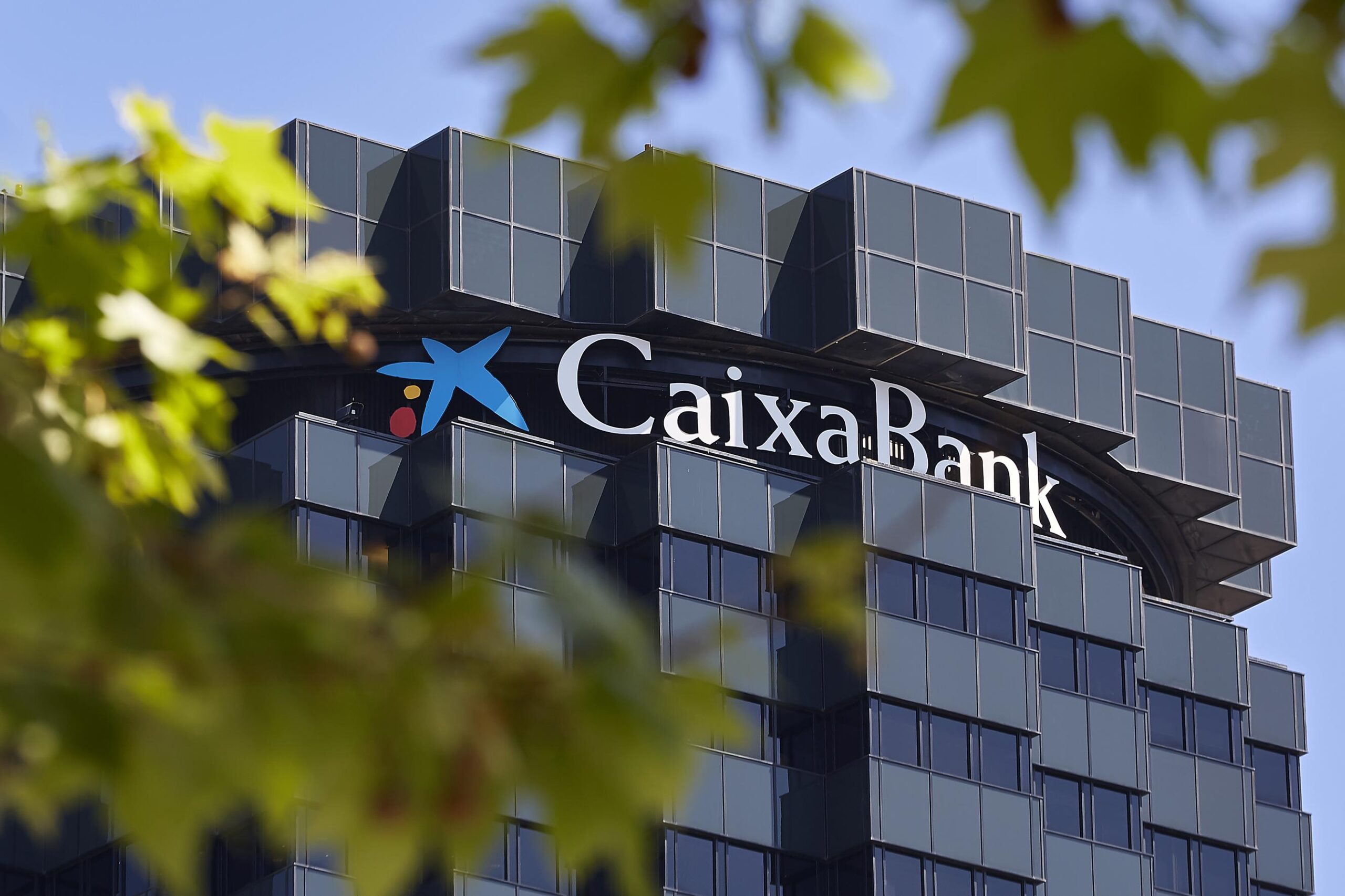 CaixaBank Commits €100 Billion for Sustainable Finance by 2027