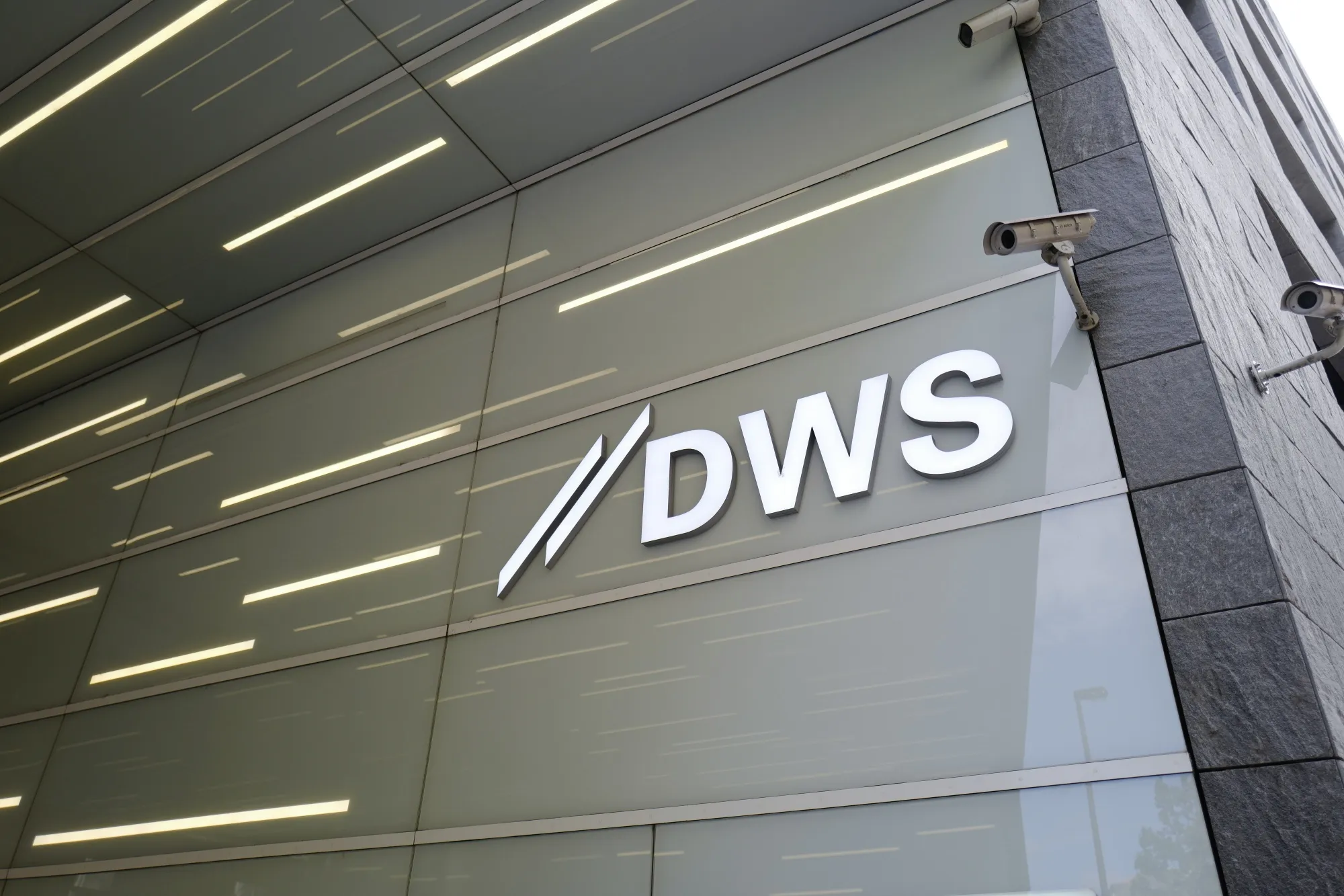 DWS clôture le premier tour de financement de sa stratégie de dette d ...