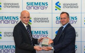 Standard Chartered lanza el primer financiamiento comercial multipaís vinculado a la sostenibilidad para Siemens Energy