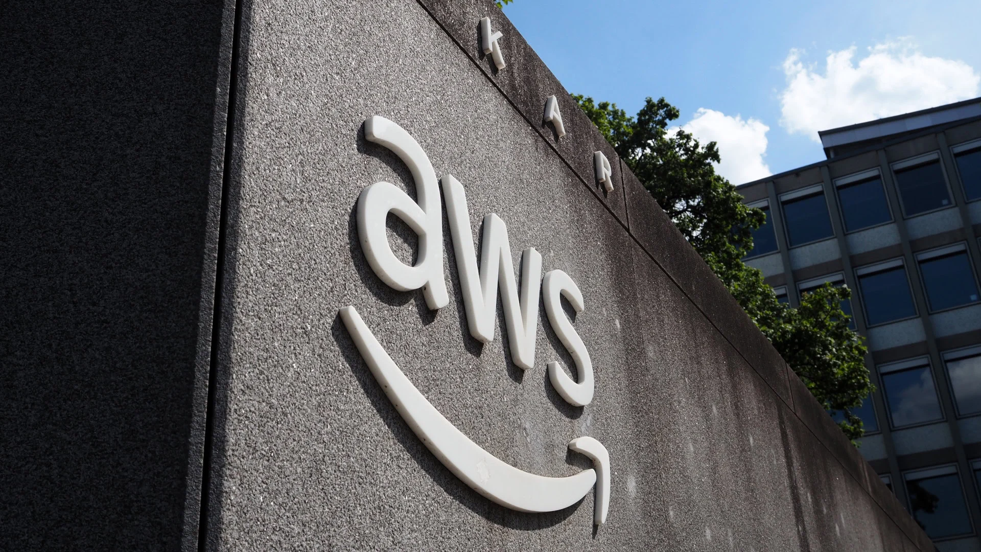 AWS Partners with GE Vernova to Electrify and Reduce Carbon Emissions in Data Centers