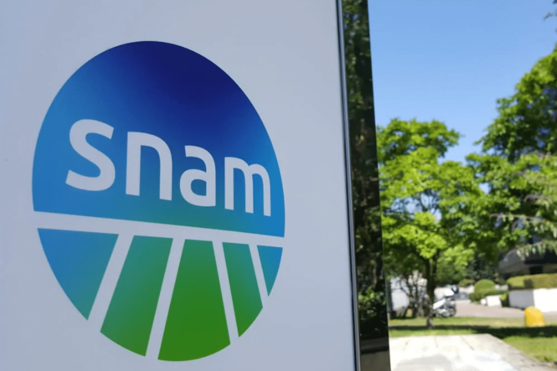 Snam has successfully placed a $2 billion multi-tranche USD-denominated Sustainability-Linked Bond (SLB), marking a historic first in sustainable finance: a Net Zero target across Scope 1, 2, and 3 GHG emissions.