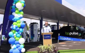 bp pulse opent grootste Amerikaanse oplaadhub voor elektrische voertuigen nabij LAX