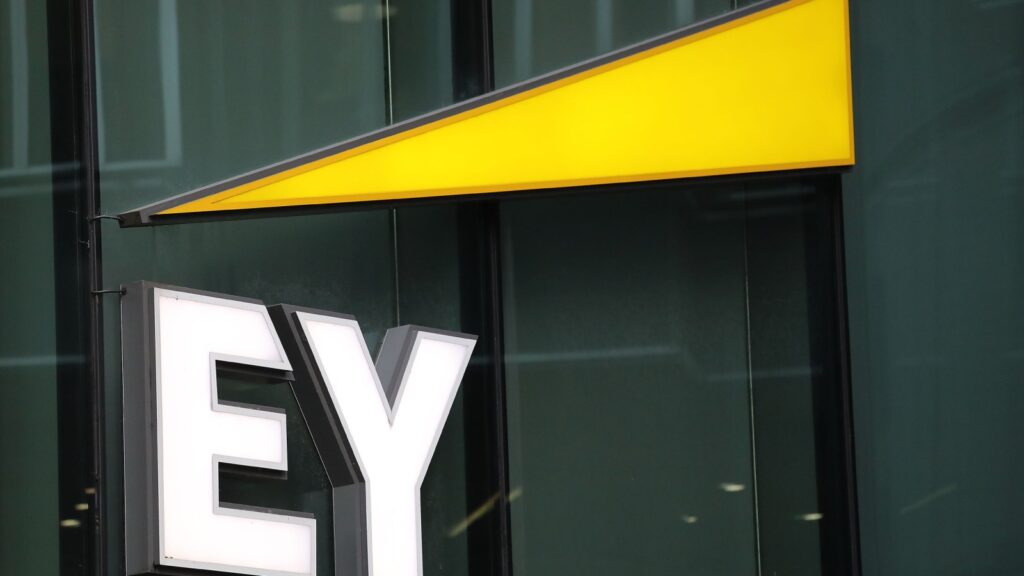Metade das empresas não consegue integrar EHS à estratégia de longo prazo, revela relatório da EY