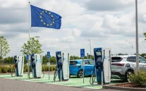 EU Carmakers Urge Softer CO₂ Targets, Greater Role for Hybrids and E-Fuels