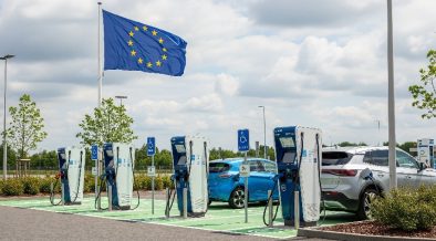 EU Carmakers Urge Softer CO₂ Targets, Greater Role for Hybrids and E-Fuels