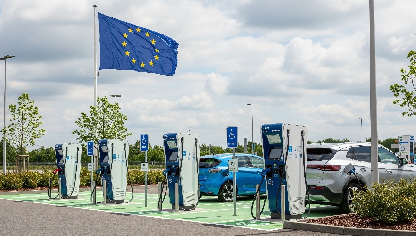 EU Carmakers Urge Softer CO₂ Targets, Greater Role for Hybrids and E-Fuels