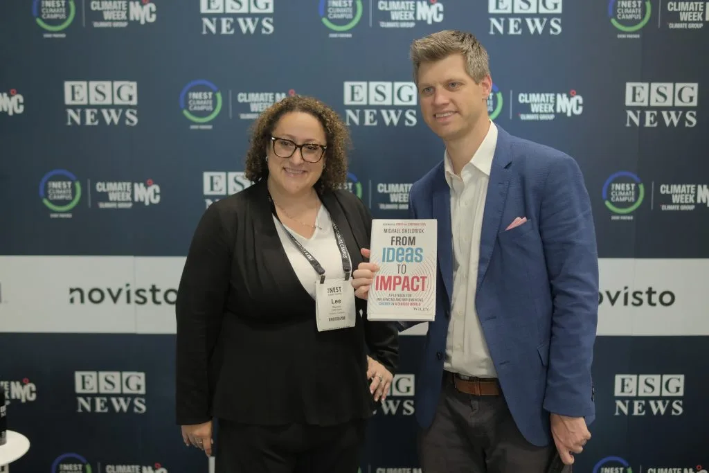 Lee Reisch, Programmdirektorin für ESG-Nachrichten (links), mit Michael Sheldrick, Autor von „From Idea to Impact“ und Mitbegründer von Global Citizen.