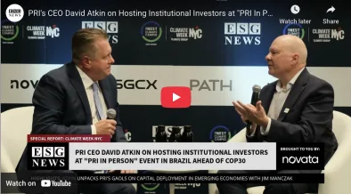 Jim Manczak, assis dans le studio d'ESG News, interviewe David Atkin, PDG de PRI.