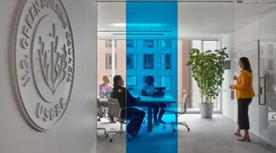 L'USGBC lance la certification LEED v5, établissant une nouvelle norme mondiale pour les bâtiments écologiques.