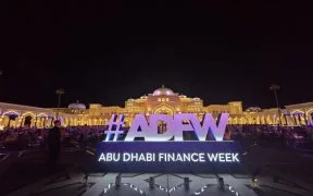ADQ und Hanwha Finance unterstützen die ADFW 2025, während Abu Dhabi seine globale Finanzpräsenz ausbaut.